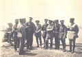 Ο αντιστράτηγος  Λεωνίδας Παρασκευόπουλος, αρχιστράτηγος του Ελληνικού Στρατού κατά τα έτη 1918-1920, με Γάλλους και Βρεταννούς αξιωματικούς.