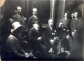 Ο Βενιζέλος, σε επίσημη εκδήλωση, στο Ζάππειο (περίοδος 1928-1932). Δίπλα του ο Γεώργιος Παπανδρέου, βασικός συνεργάτης του σε θέματα Παιδείας, και ο Παναγής Τσαλδάρης, επικεφαλής του Λαϊκού κόμματος. Πίσω του, όρθιος, ο Πότης Τσιμπιδάρος.