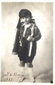 Ο  Λευτέρης, αγαπημένος εγγονός του Ελευθέριου Βενιζέλου, ντυμένος με την παραδοσιακή κρητική φορεσιά (1927).